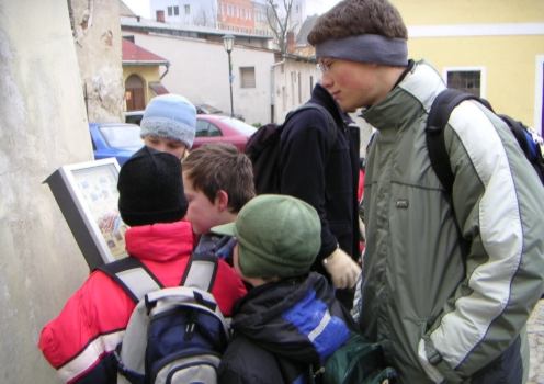 Mluvc tabule ped Zadn synagogou v idovskm mst ... modern vk, to je nae!